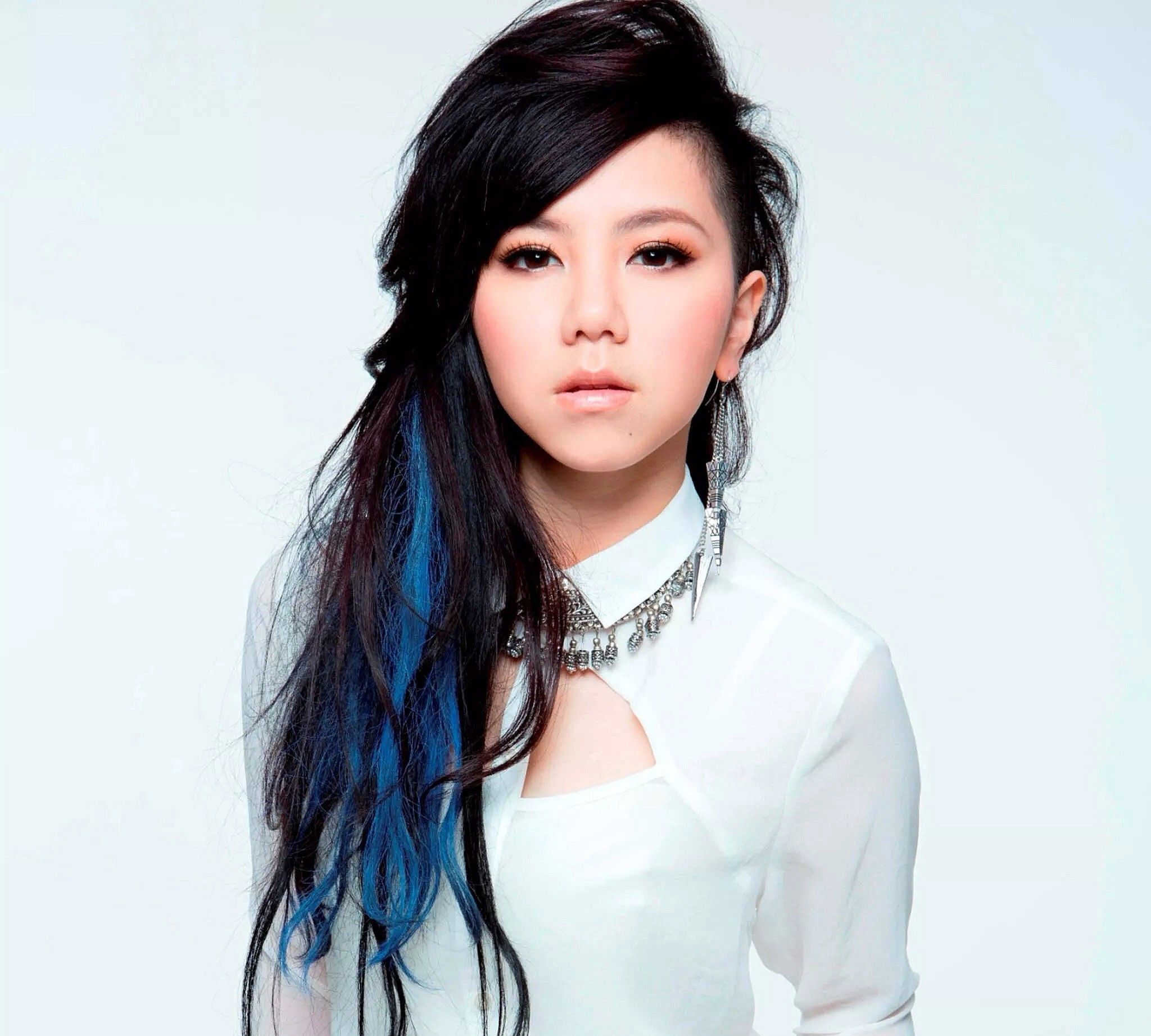 早期出席活动的邓紫棋,深v礼服很"撩"人,网友:心动的感觉