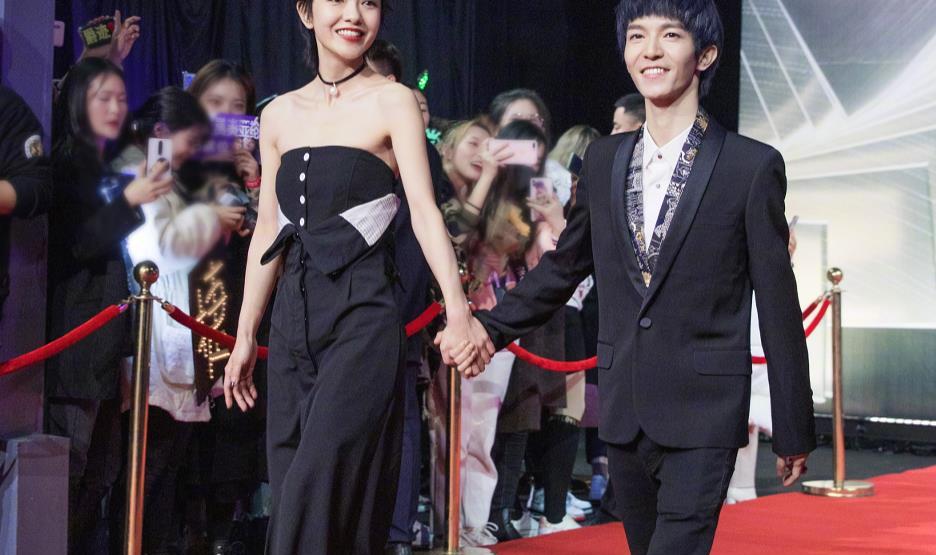 郭采洁为郭敬明出席活动,看到他们红毯上的互动,关系好坏很明显