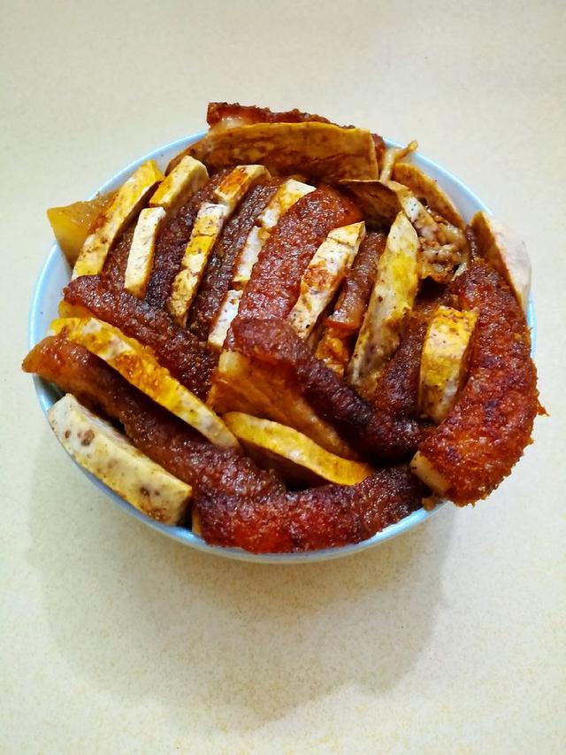 芋头扣肉的轻易方法,既不耗油,也不肥腻,解馋补充必需的营养物