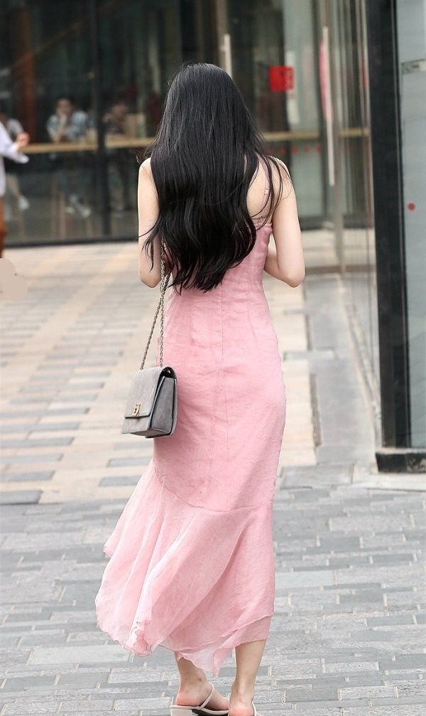 街拍美女粉红色吊带修身长裙长发披肩背影妩媚动人