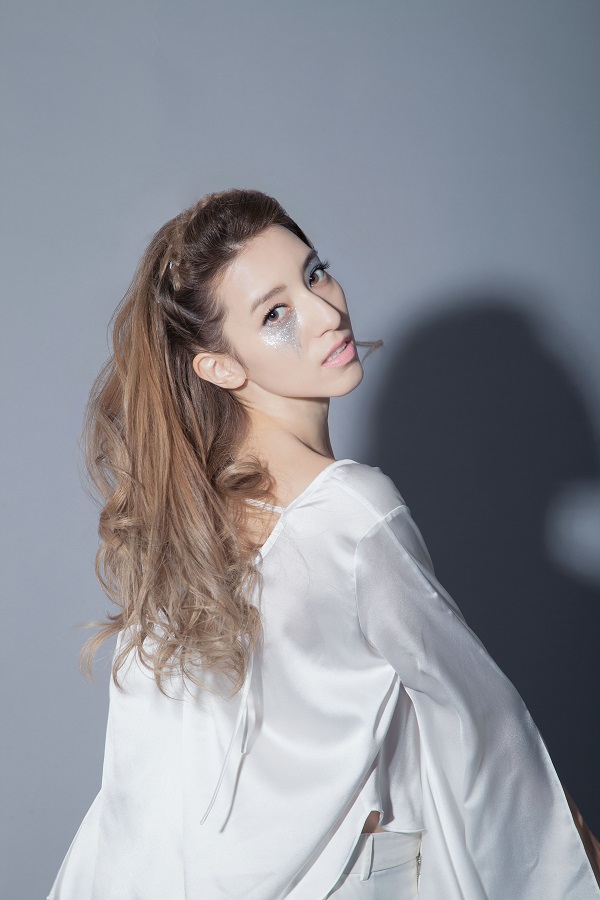 lara梁心颐首尝电音 《心打开》remix版治愈上线