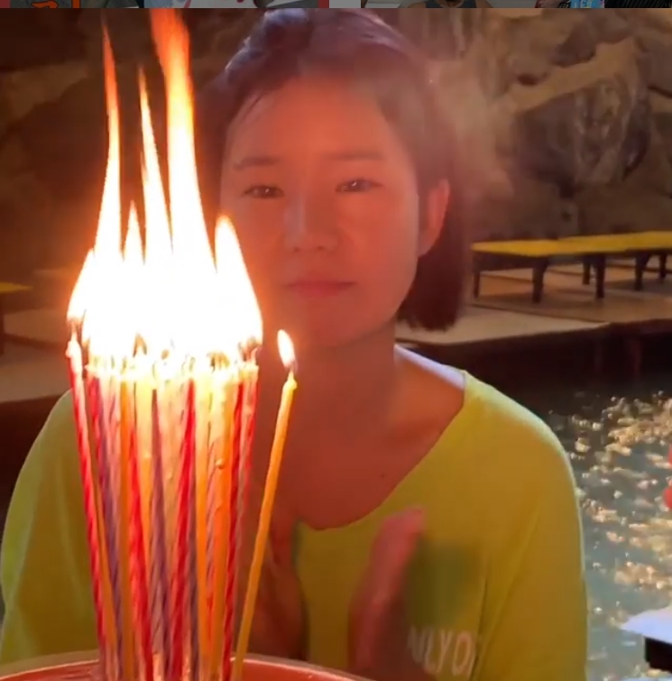 俞世润在妻子44岁生日时点燃了44根蜡烛