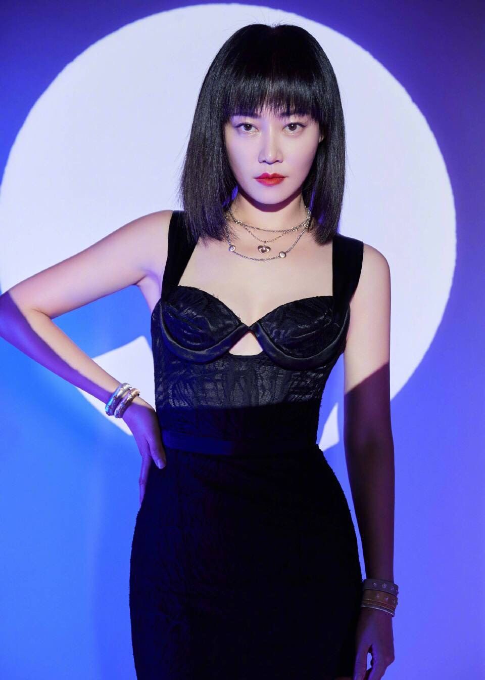 谭卓黑色吊带长裙,超a超飒!今天是酷酷的女孩没错啦!_高清图集_新浪网