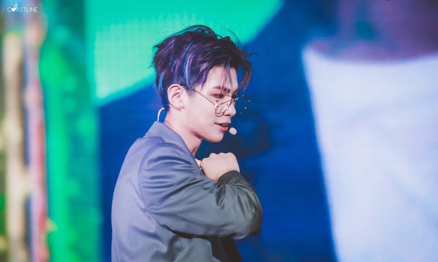 justin和范丞丞同是戴眼镜一个小狼狗一个小狼狗