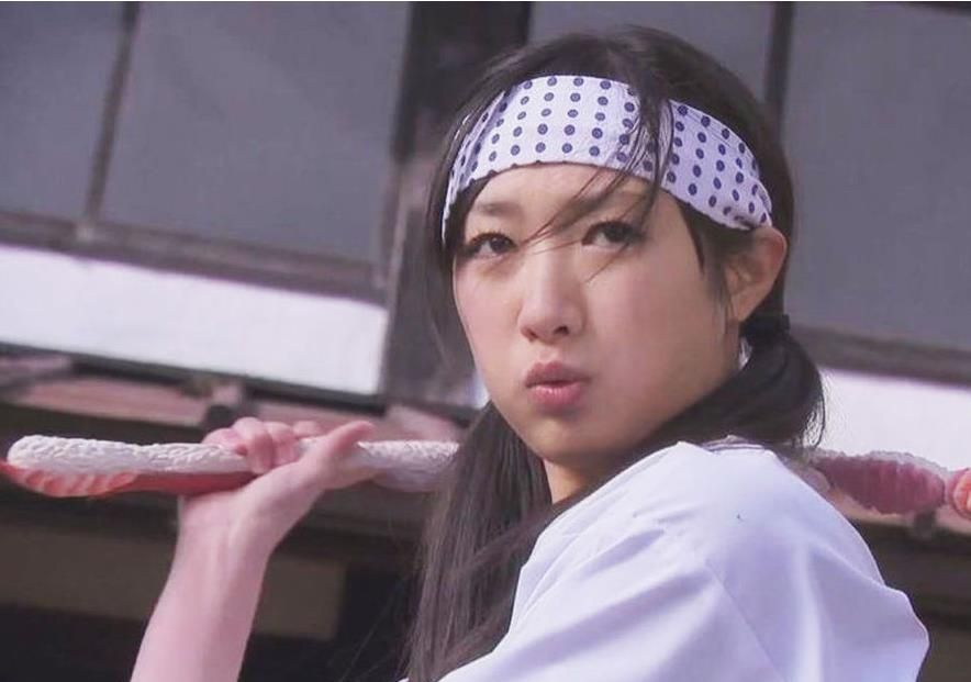 日本空手道美女武田梨奈 头碎15块瓦震撼网友|武田梨奈|空手道|日本_新浪新闻