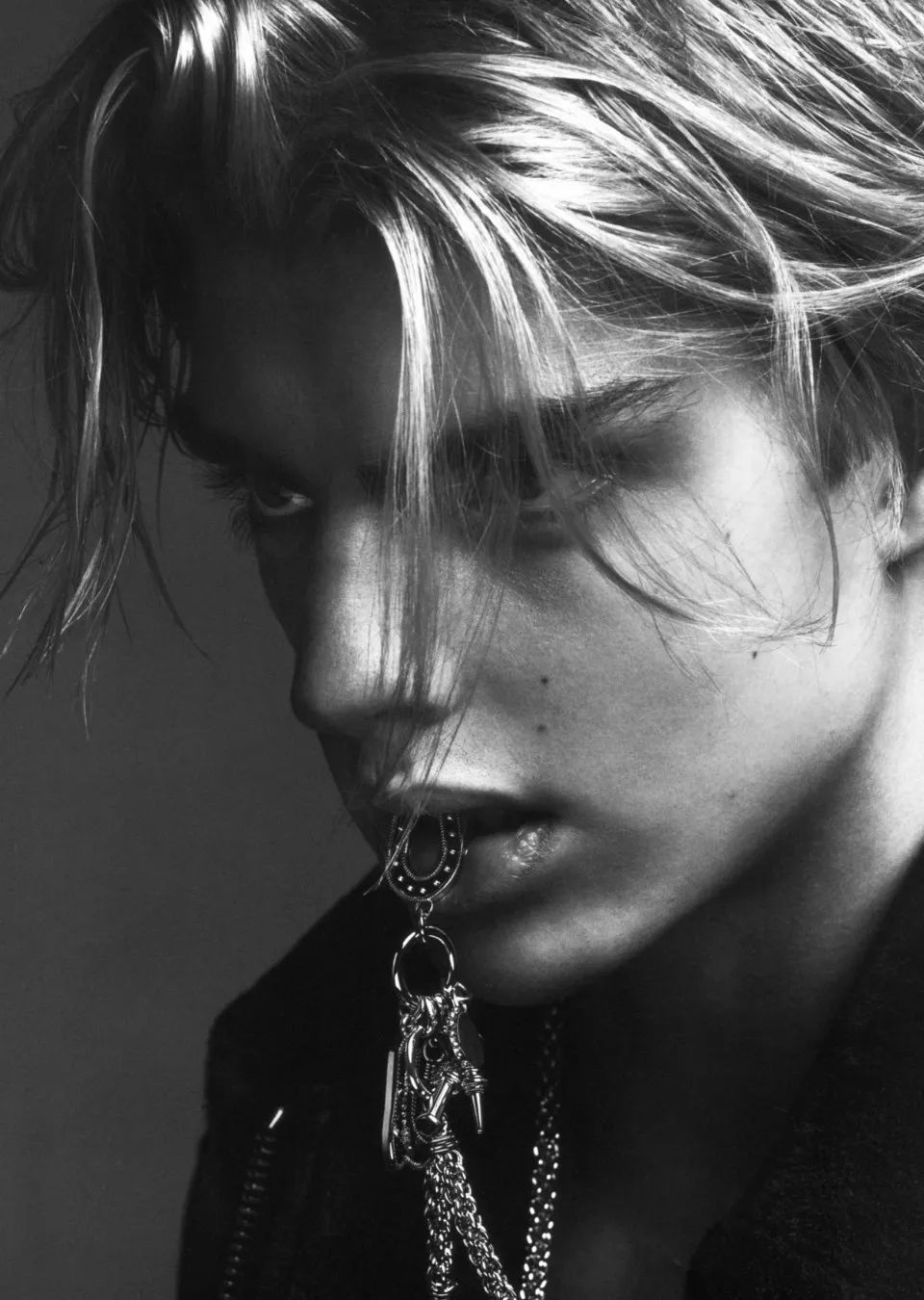 versace宠爱的男模特,惊艳头发是柔和的亚麻色,在夕阳的