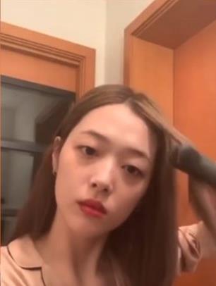 雪莉直播因未穿贴身衣物多次走光,网友哗然