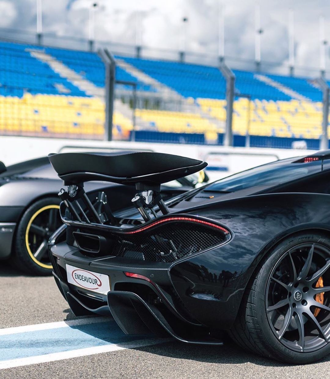 尾翼越大速度越快?盘点10台超跑的尾翼设计,网友:科尼塞克最帅