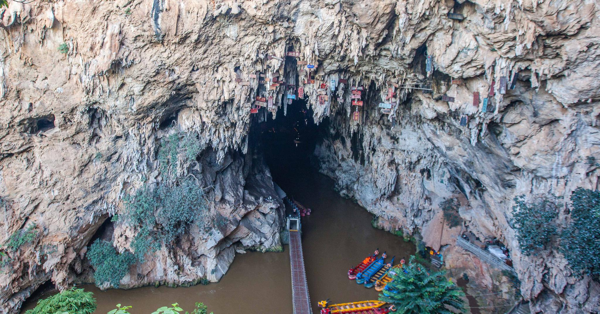 每年3月21日,建水燕子洞攀岩者无任何防护爬到洞顶进行钟乳悬匾
