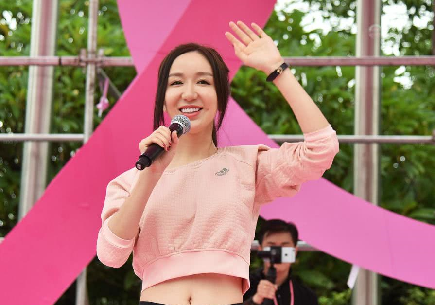 娄艺潇现身某活动,却被运动裤意外抢镜,网友:难以形容