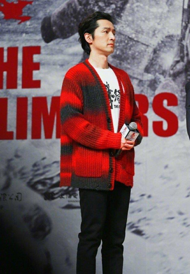 37岁胡歌终于开始挑战锡纸烫,穿女生版的针织衣,又帅回逍遥!