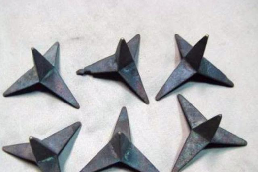 第二个,这种兵器被称为鬼见愁,这种兵器就是中国古代的铁蒺藜,在古装