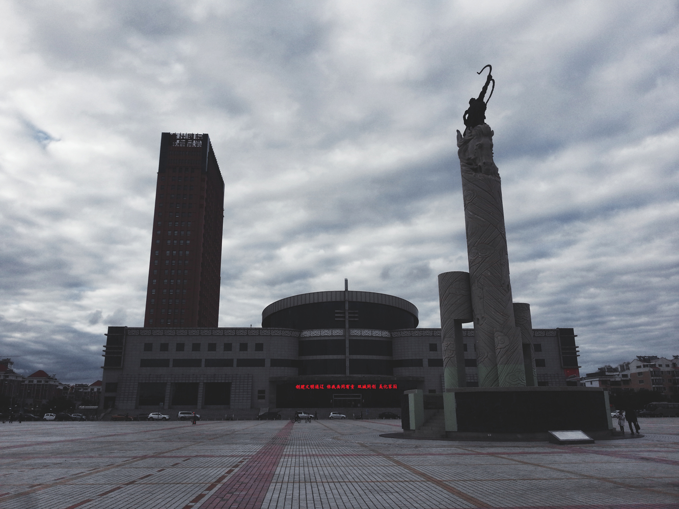 通辽市体育广场成吉思汗雕塑和科尔沁博物馆,原创摄影