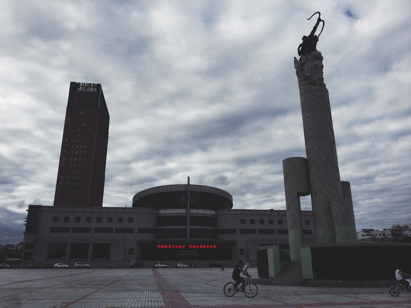 通辽市体育广场成吉思汗雕塑和科尔沁博物馆,原创摄影