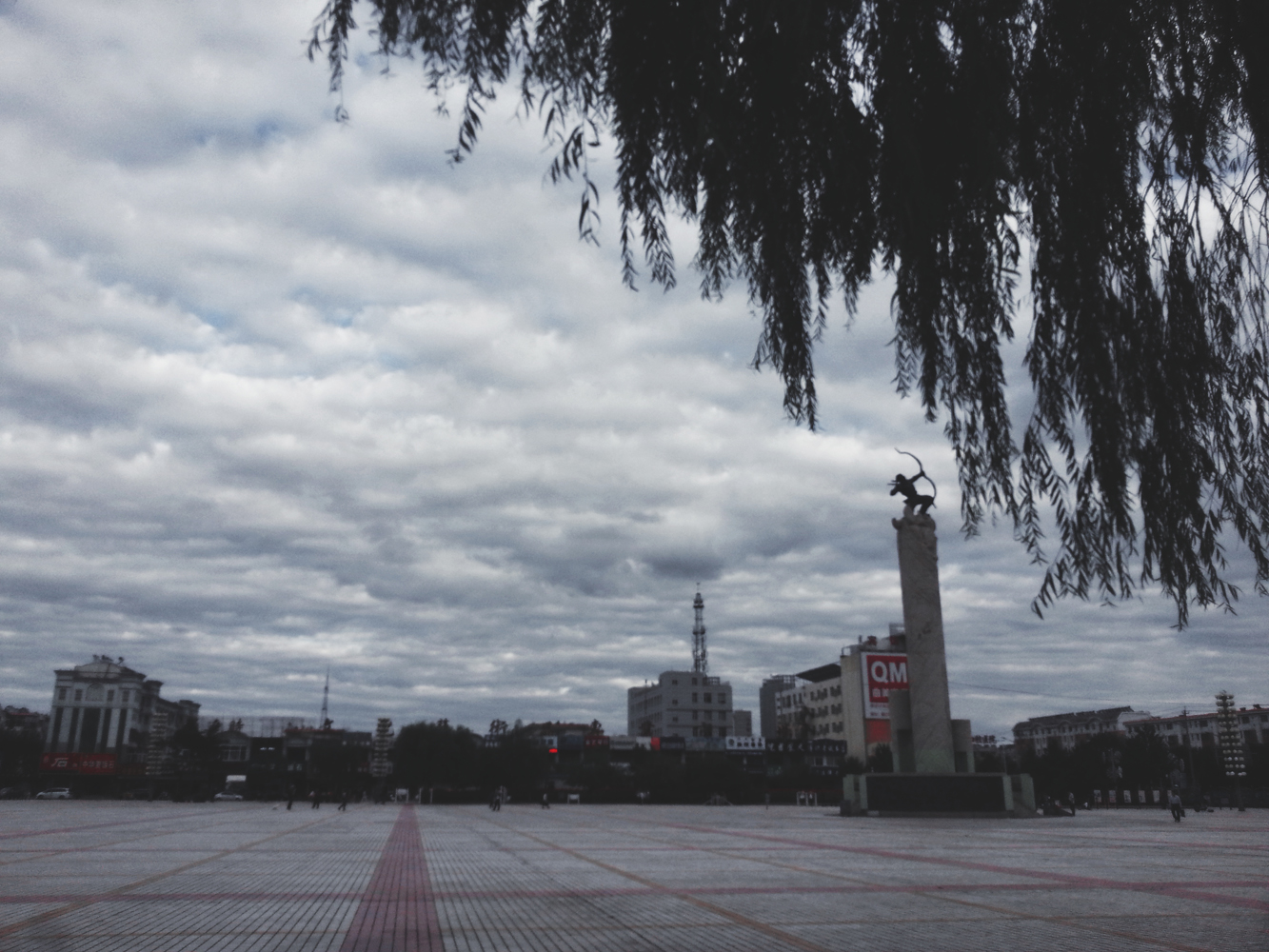 通辽市体育广场成吉思汗雕塑和科尔沁博物馆,原创摄影