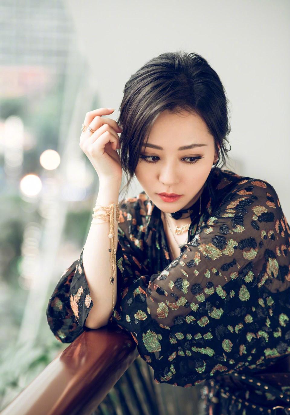 张靓颖瘦下来美回颜值巅峰透视纱裙美腿隐现好撩人女人味十足