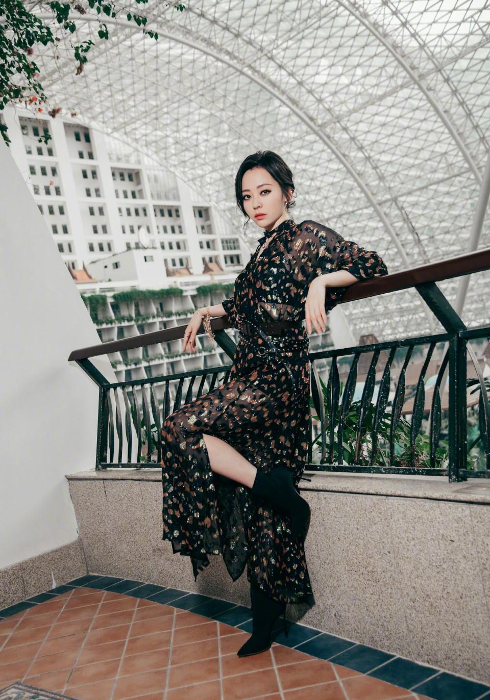 张靓颖瘦下来美回颜值巅峰透视纱裙美腿隐现好撩人女人味十足