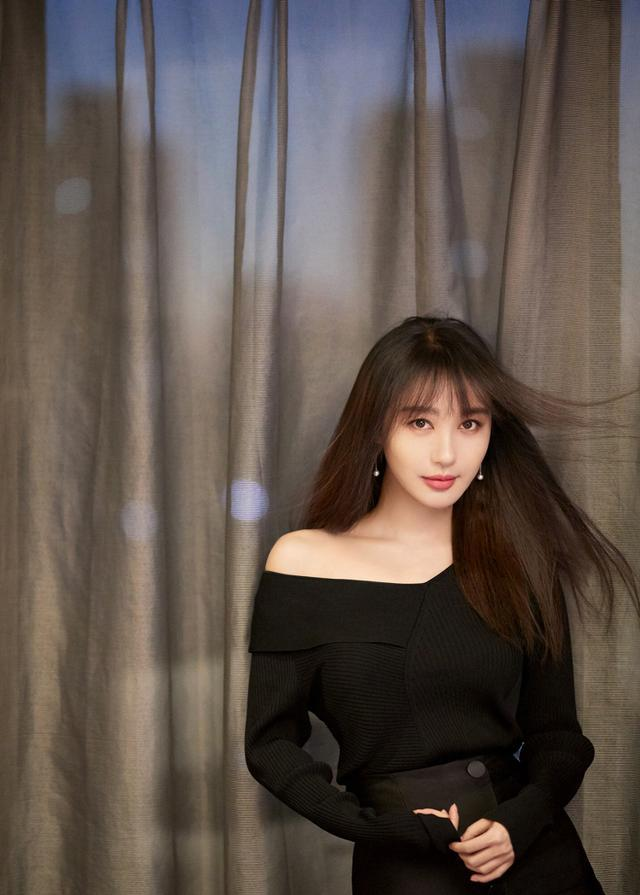 恋情曝光?黄晓明前女友李菲儿跟神秘男子牵手购物,同回高档小区