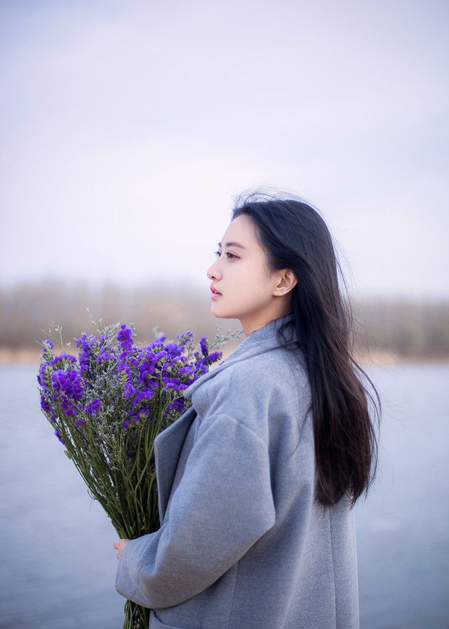 人像摄影镜头下一个手捧满天星模样清秀的女孩