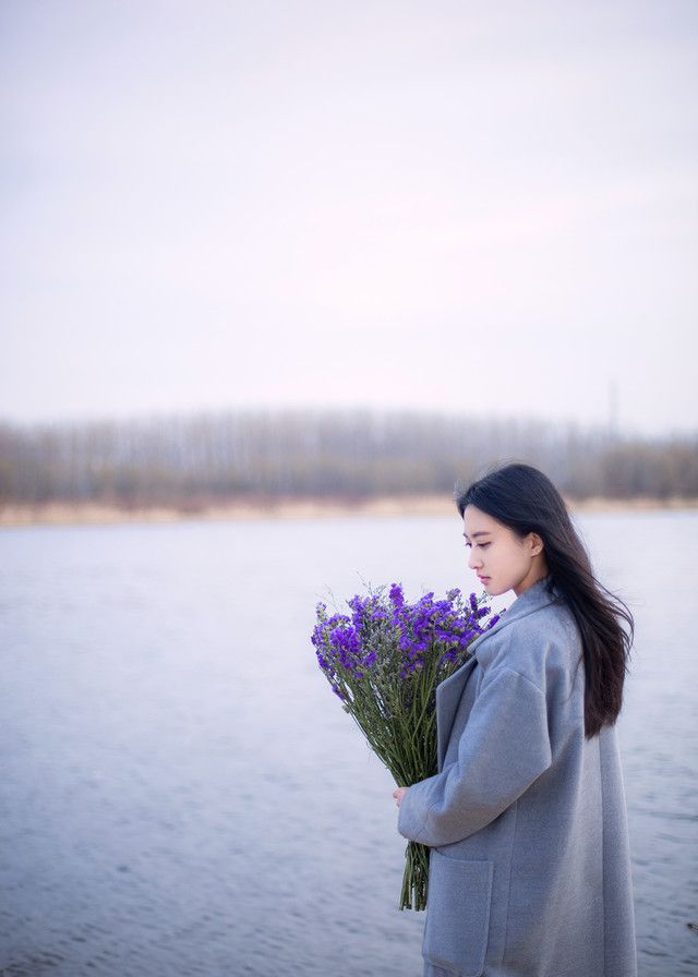 人像摄影镜头下一个手捧满天星模样清秀的女孩