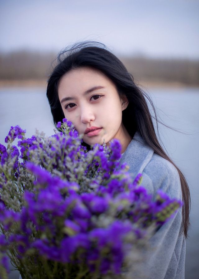 人像摄影镜头下一个手捧满天星模样清秀的女孩