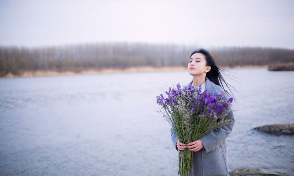 人像摄影镜头下一个手捧满天星模样清秀的女孩