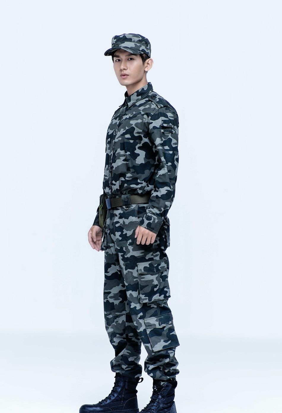 成毅简洁帅气气质出众图六穿迷彩服的他酷帅霸气