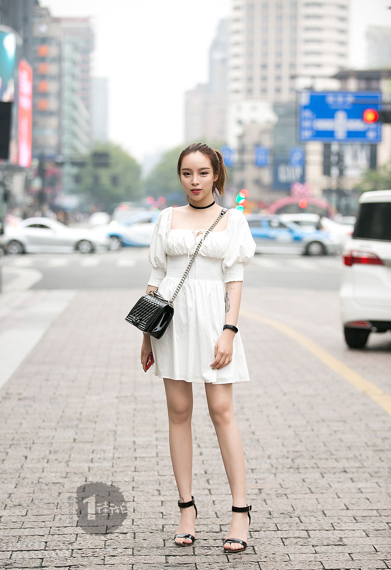 宫廷风的白色裙装搭配黑色高跟凉鞋,小姐姐超级少女