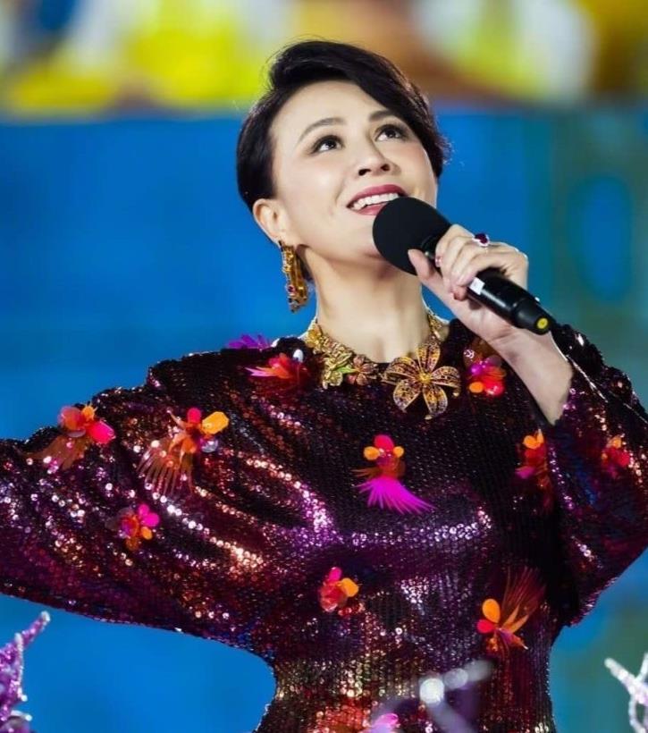 刘嘉玲"不服老",大胆尝试鳞片裙,美得不敢认