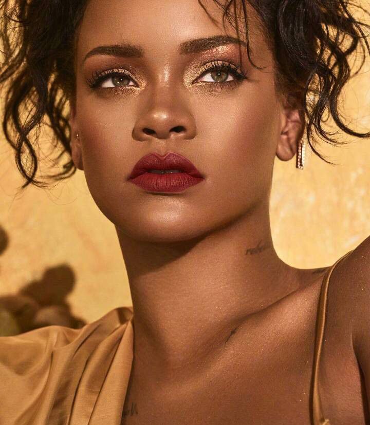 蕾哈娜演绎彩妆大片网友长个这样鼻子还能美的也就只有她了