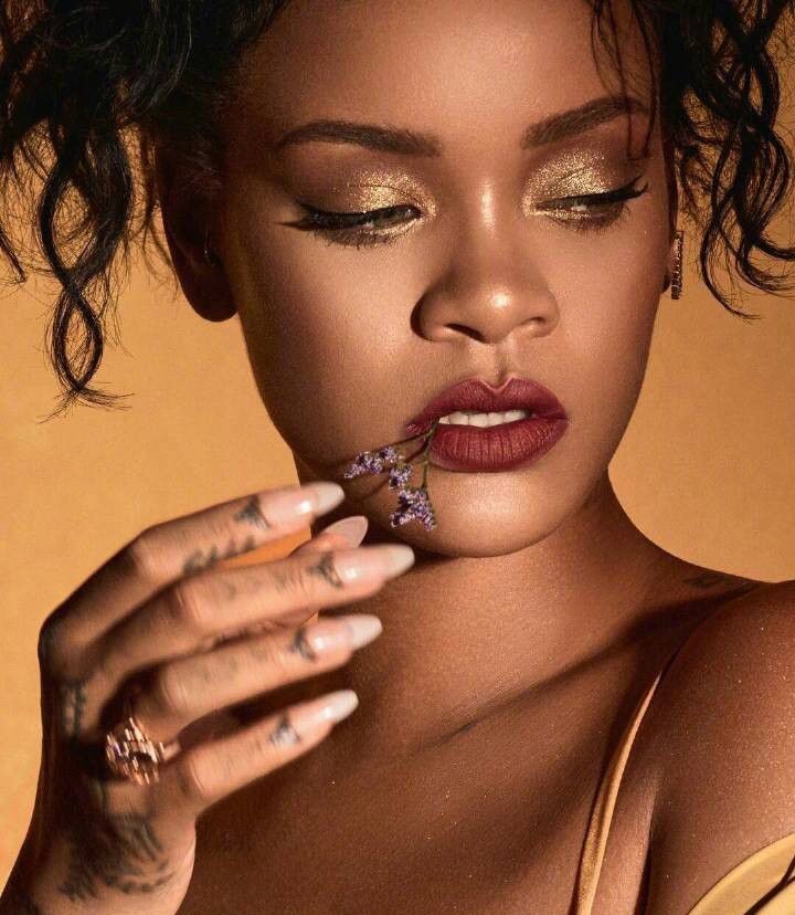 蕾哈娜演绎彩妆大片网友长个这样鼻子还能美的也就只有她了