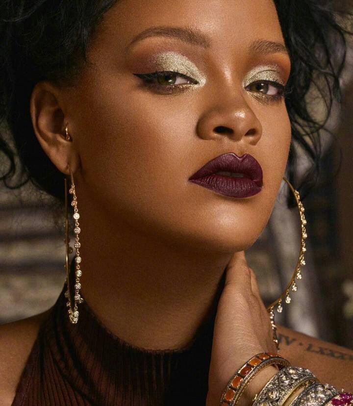 蕾哈娜演绎彩妆大片网友长个这样鼻子还能美的也就只有她了