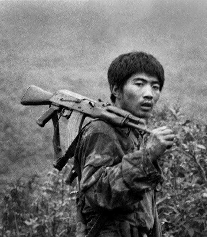 老山战斗最前线的侦察兵们:张张令人起敬,图7抓到两名越军特工