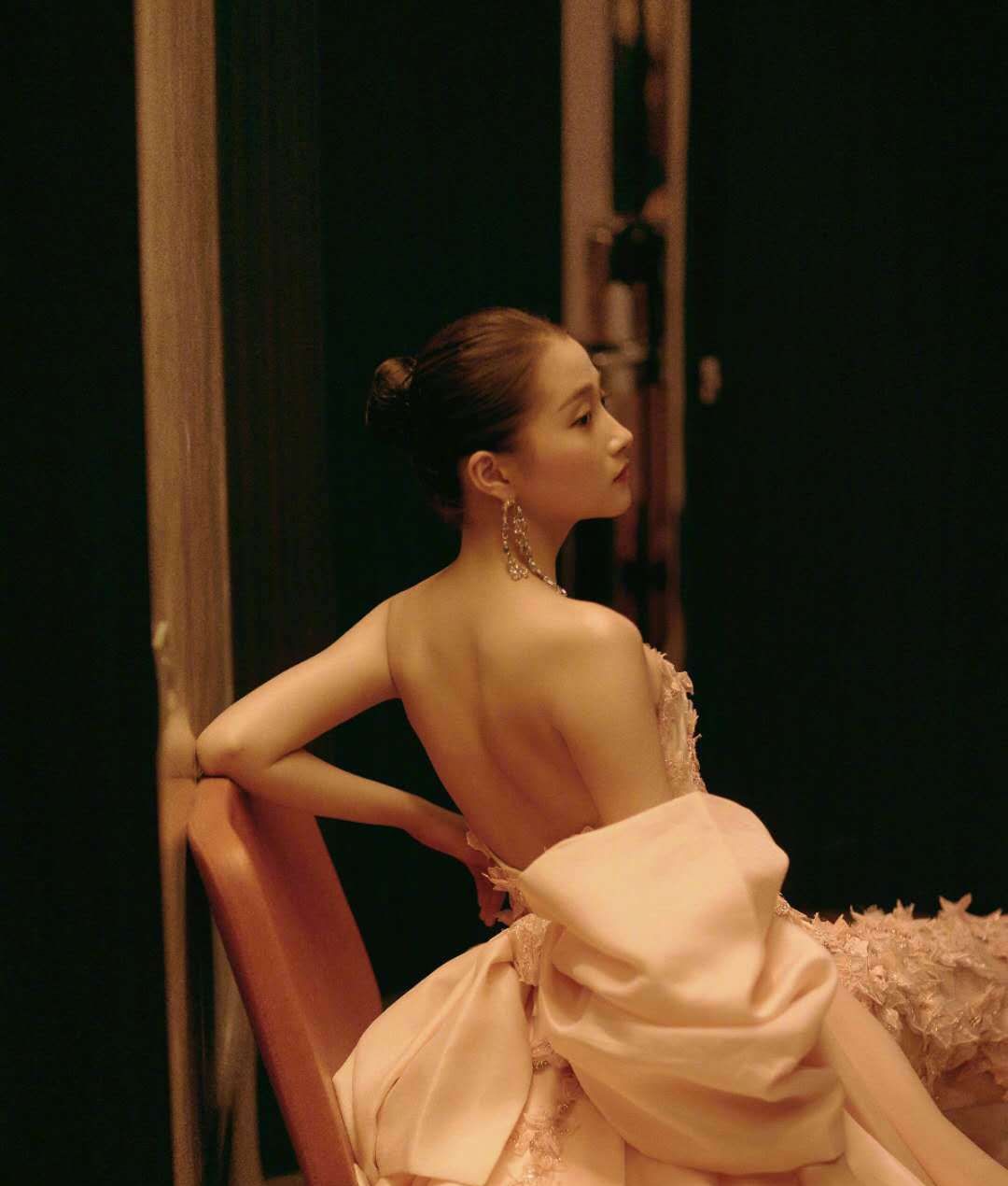 关晓彤大秀美背天鹅颈,真是大写的优越,完全不输范宁小仙女啊