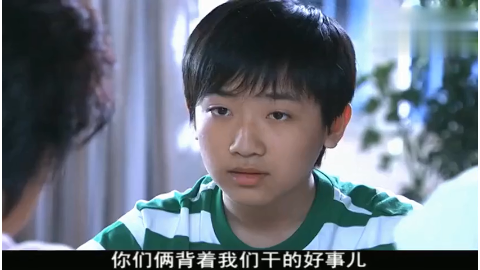 祈望:卓立同学把蜈蚣放到雨澄的饭盒里,卓立当场吃蜈蚣
