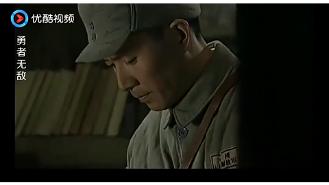 周啸风半夜不在房间,政委一见他桌上书中画的诗句忙帮他做掩护