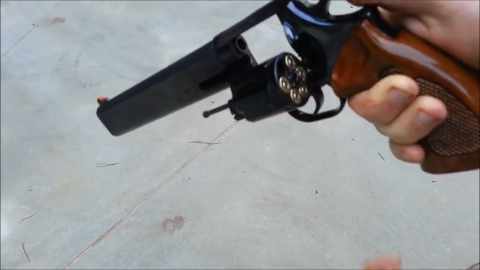 左轮手枪加弹六发射击不会卡壳却会哑火