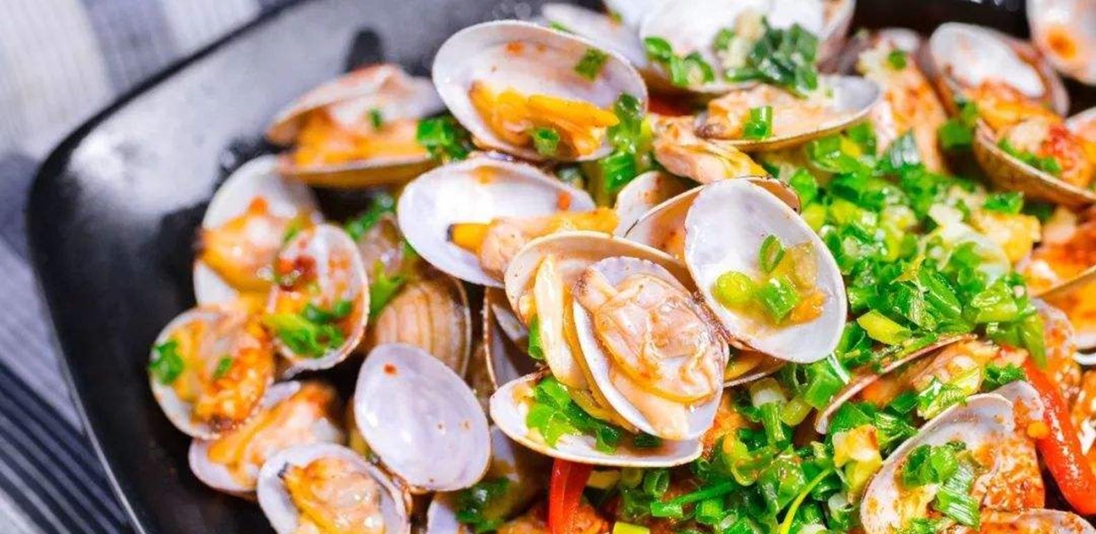 教你做葱姜炒花蛤,汤汁浓郁可口,肉质软嫩入味,美味又好吃