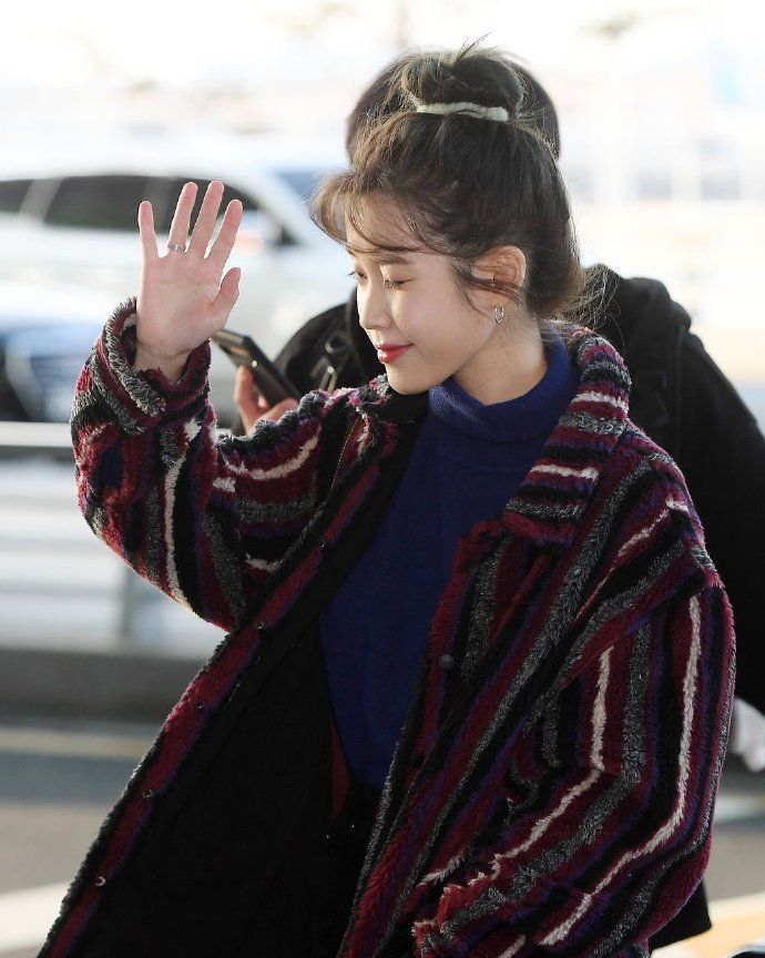 iu丸子头清爽减龄,欧尼的嘟嘟脸太可爱了,祝周末演唱会顺利哦_高清