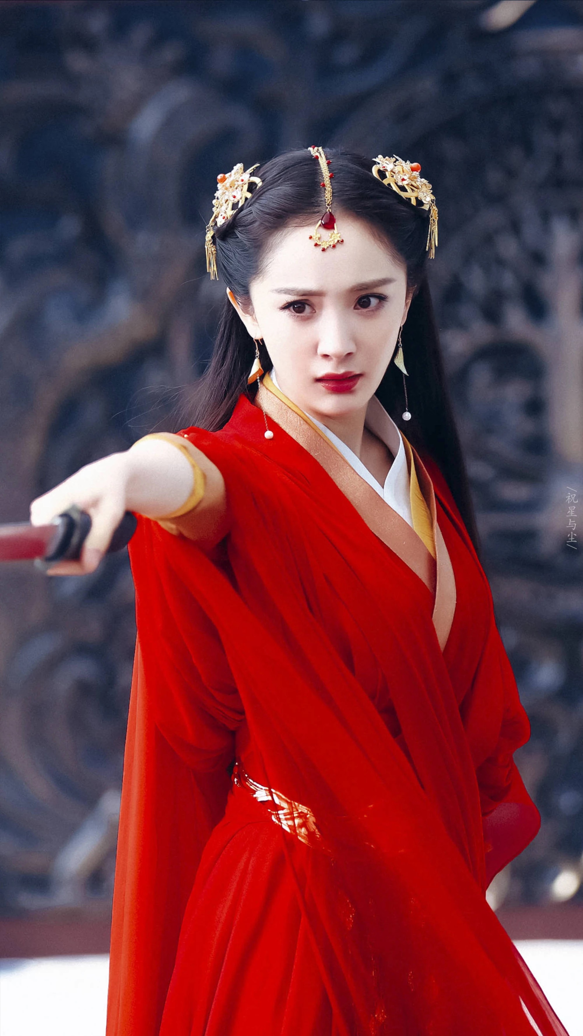 杨幂再穿清宫装温婉端庄比当年活泼灵动的晴川还要美