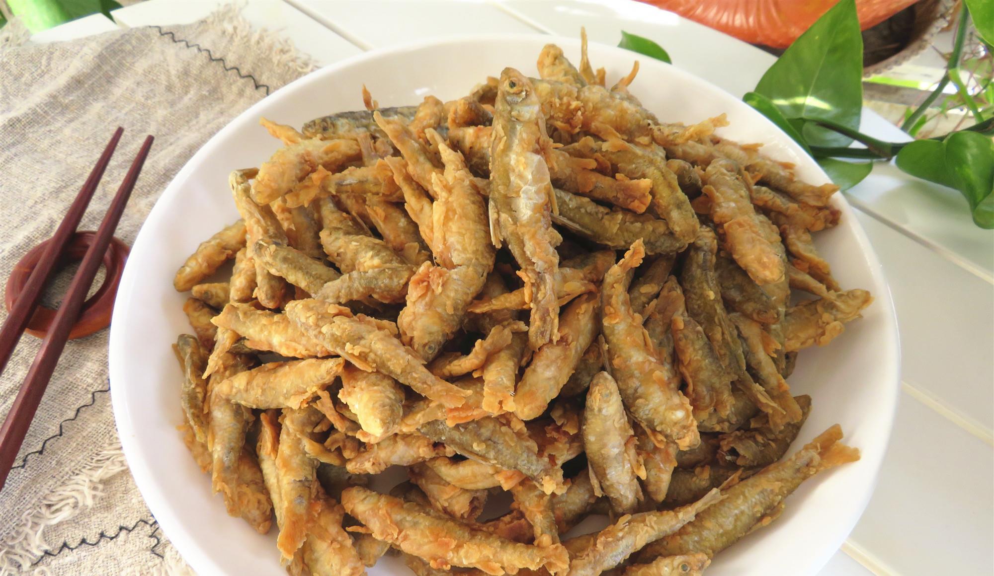 油炸小鱼好吃有诀窍照着做酥脆到从头嚼到尾刺都不用吐