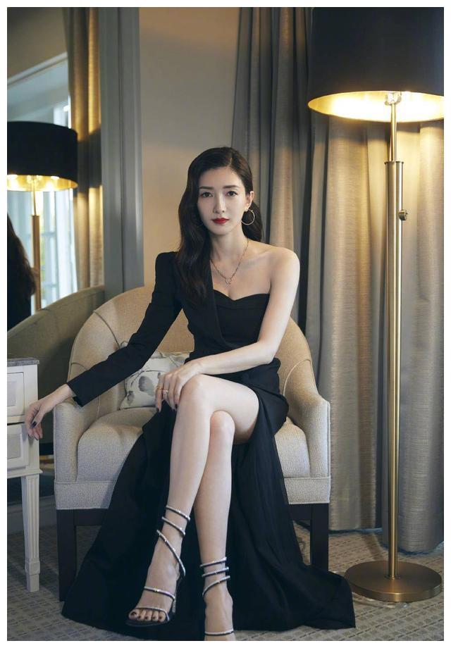 迪丽热巴身材匀称完美,"蝴蝶臀"抢镜,网友:我一个女的都爱看