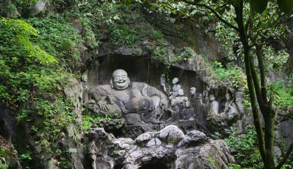 灵隐寺，是济公的出家地，每天来礼佛祈福的香客络绎不绝|飞来峰|寺庙|灵隐寺|济公|香客_新浪新闻