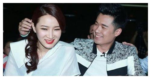 陈赫女儿陈安安坐推车坐姿真霸气,陈赫忙着酷酷的拍照