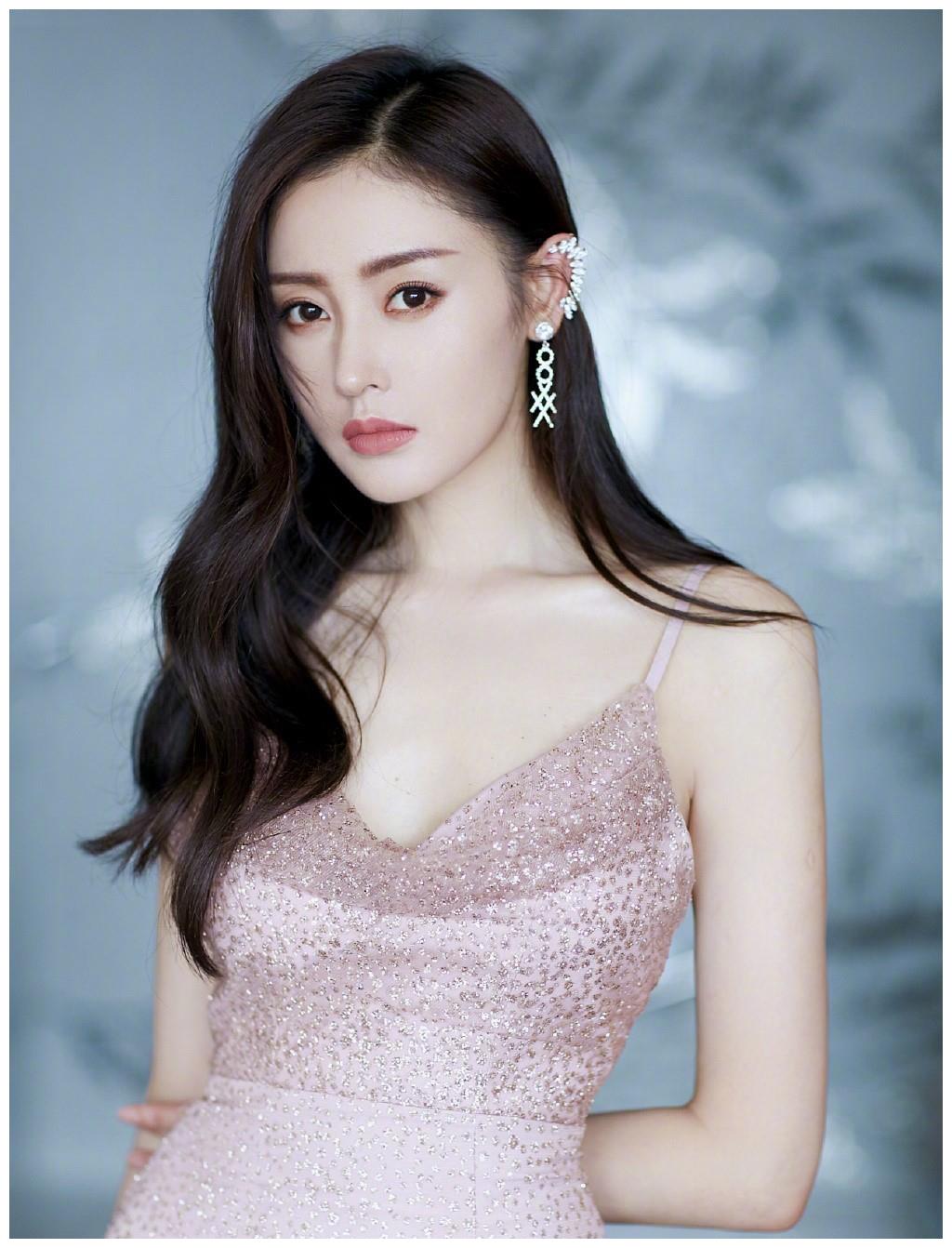 张天爱身穿人鱼裙,戴精灵耳饰,网友惊呼:太美了