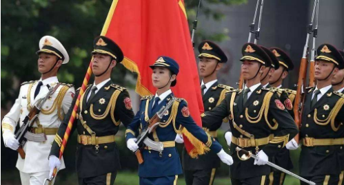 三军仪仗队用的是什么枪？这一款枪械由我国自主研发，外表镀铬|礼宾|枪械|步枪