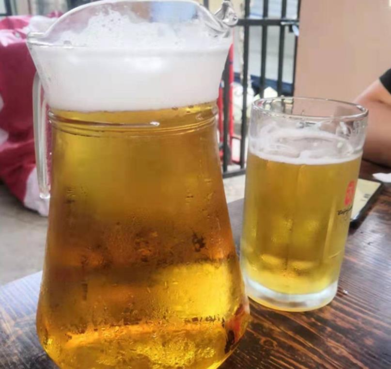 青岛啤酒节一杯酒钱在啤酒屋能吃到什么看了你都流口水