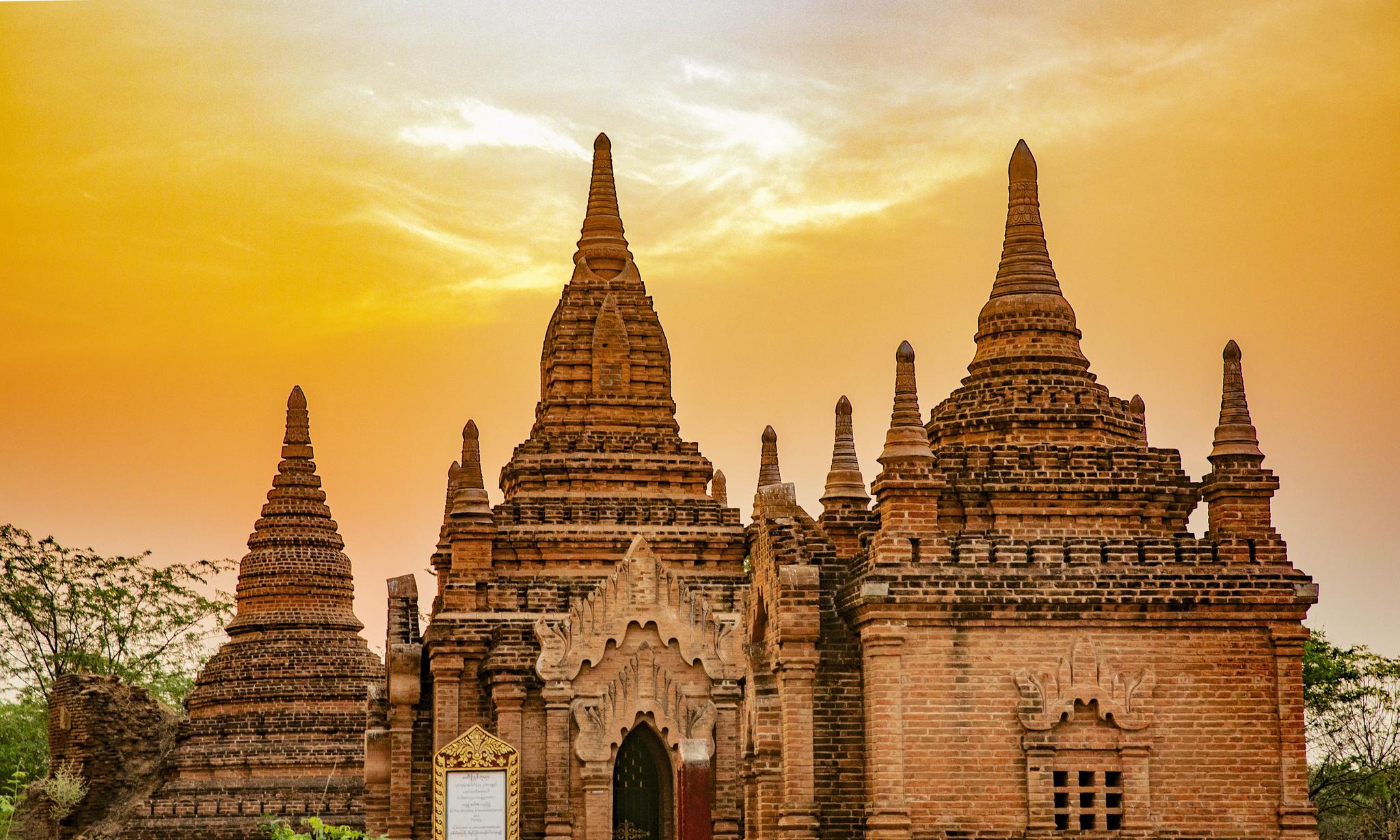 蒲甘是缅甸历史古城,佛教文化遗址,著名旅游胜地,位于国境中部,坐落在