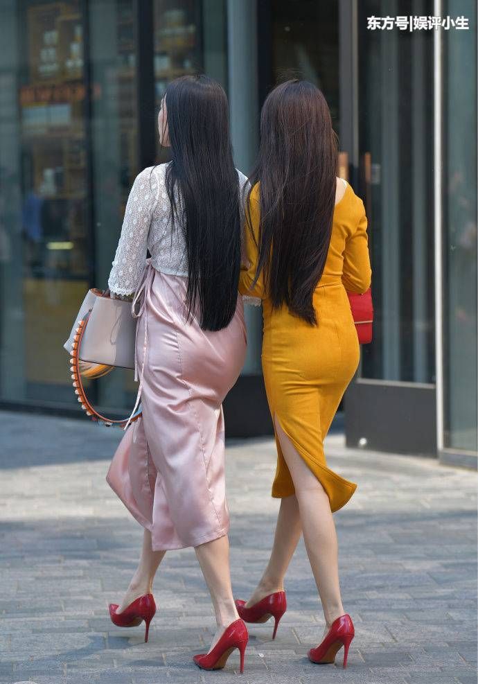 街拍:闺蜜逛街不一样的搭配,丰满圆润的背影,却让人目不转睛!