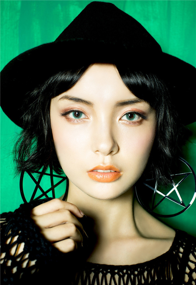 美图分享:大眼美女赵羽彤,冷艳复古写真照